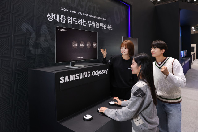 삼성전자 모델이 지스타 2024 오디세이 모니터 체험존 ‘All Ready. OLED’에서 오디세이 모니터의 높은 주사율을 경험할 수 있는 ‘동체 시력 테스트’를 체험하고 있다