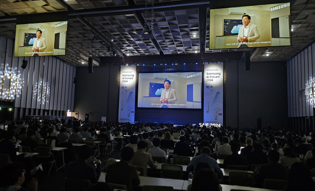 ‘삼성 AI 포럼 2024’에서 개회사를 하고 있는 삼성전자 한종희 대표이사 부회장