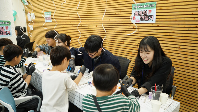 11월 9일 청소년아지트 쉼표의 ‘원데이 클래스 축제’에서 ‘슬라임 만들기’ 부스를 진행하고 있는 모습