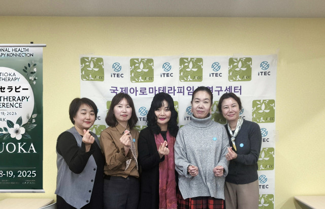 국제아로마테라피임상연구센터의 최승완 대표와 윤선영, 이미선, 정혜현 전문강사, IHAK의 오사카 준코 대표가 후쿠오카 아로마테라피 콘퍼런스에 참석해 기념 촬영을 하고 있다