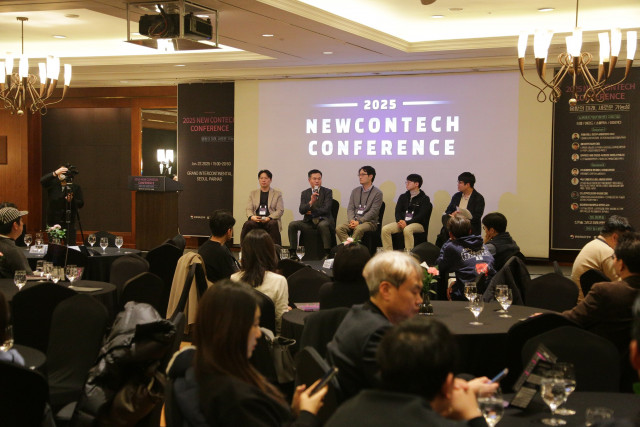 ‘2025 NewConTech Conference’에서 AI기획자 해봄(안광섭)이 연사자(법무법인 세종 장준영 AI센터장, 디스트릭트코리아 이성호 대표, 메타로켓 이상헌 대표, 청강문화산업대학교 이득우 교수)들과 ‘신기술 융합 콘텐츠 기업의 어려움과 새로운 도전’을 주제로 미니토론회를 진행 하고 있다