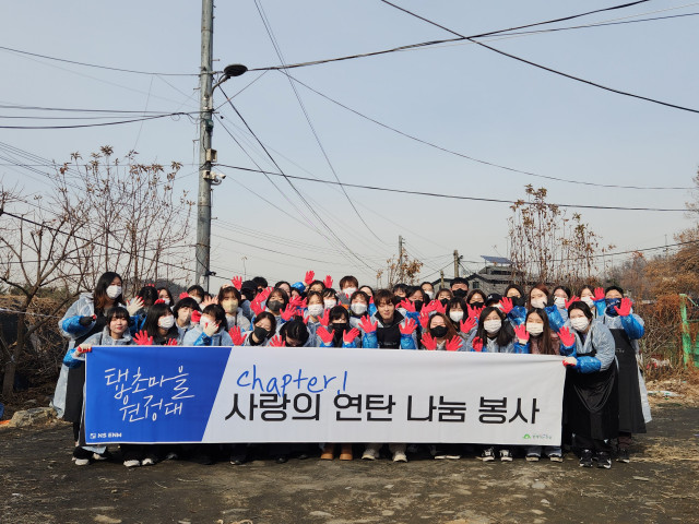 에너지 취약계층을 위한 사랑의 연탄나눔 봉사에 참여한 배우 이태빈과 그의 팬클럽 ‘탭초마을 원정대’ 회원들이 기념 촬영을 하고 있다