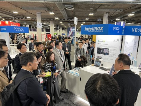 IntelliVIX CEO Choi Eun-soo is presenting the company's product, GEN AMS, at CES 2025