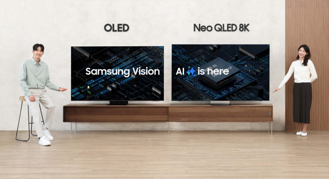 삼성전자 모델이 2025년형 AI TV 신제품 ‘Neo QLED 8K(85QNF990)’와 ‘OLED(83SF95)’를 체험하고 있다