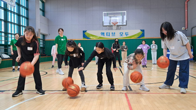 청소년들이 액티브 모두 프로그램에 재미있게 참여하고 있다