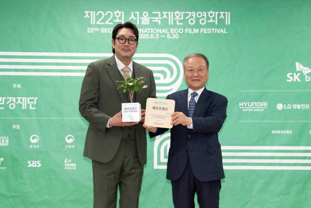 14일 서울 중구 환경재단 레이첼카슨홀에서 열린 제22회 서울국제환경영화제 기자간담회에서 최열 조직위원장이 배우 조진웅에게 공식 홍보대사 ‘에코프렌즈’ 위촉패 전달 후 기념사진을 촬영하고 있다. 올해 에코프렌즈는 조진웅 배우와 김은희 작가가 함께 활동할 예정이다