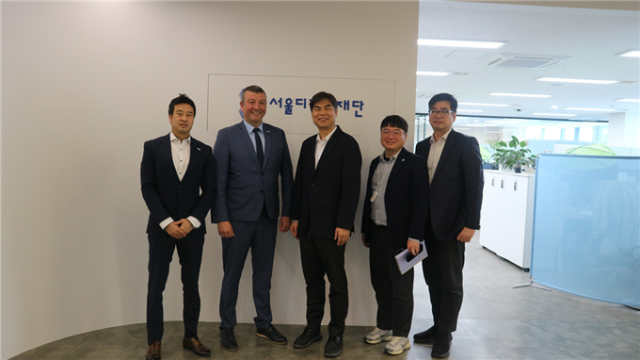 김만기 서울디지털재단 이사장(가운데)과 다미앙 페레이라 주한퀘벡정부대표부 대표(가운데 좌측)가 간담회 후 기념사진을 촬영하고 있다