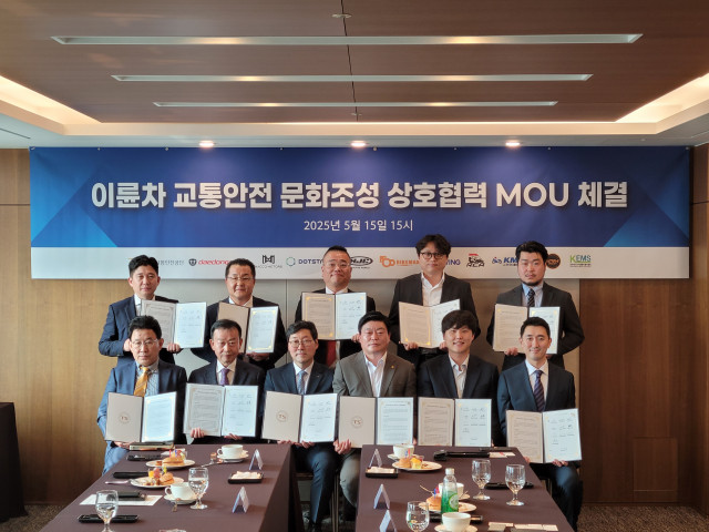 와코모터스가 한국교통안전공단, 한국전기이륜형자동차협회, 전국이륜차배달라이더협회 등과 이륜차 교통안전 문화 조성을 위한 업무협약을 체결했다
