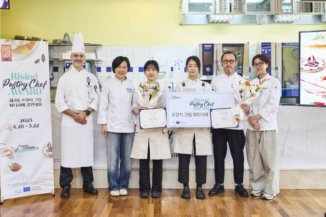 상장을 든 준우승 김하늘 셰프(가운데 왼쪽), 우승 길지호 셰프(가운데 오른쪽)와 심사위원들