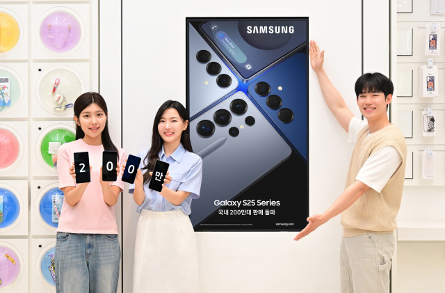 삼성전자 모델들이 삼성스토어 홍대에서 국내 판매량 200만 대를 돌파한 갤럭시 S25 시리즈를 소개하는 모습