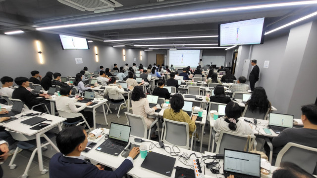 고우넷 트레이닝센터(GTC)에서 100여명의 장학사, 교원 등 교육관계자들이 전진권 강사의 엑셀 실무 특강을 수강하고 있다