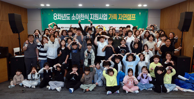 지난 5월 10일부터 11일 양평 소노휴서 열린 환경재단 ‘가족 자연캠프’ 참가자가 단체 기념 촬영을 하고 있다(사진 출처: 환경재단)