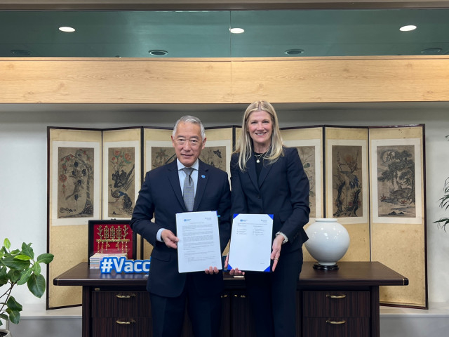 Dr. Jerome Kim, Director General of IVI (left), standing next to TriLink’s Chief Commercial Officer, Becky Buzzeo, after signing the ‘Memorandum of Understanding to Support the Development of mRNA-based Vaccines.’