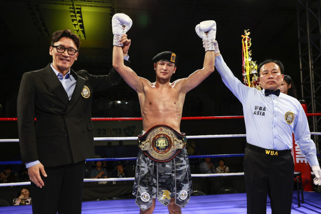 최시로(가운데)가 WBA 라이트급 아시아 챔피언 1차 방어전을 성공했다(제공=FW1)