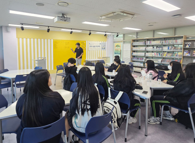 금천구립시흥도서관에서 운영하는 ‘꿈꿈 프로젝트’ 진행 모습