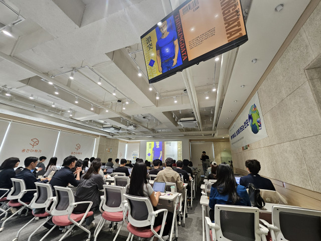 지난 14일 열린 ‘일본 게임 시장, 성과를 만드는 한끗’ 세미나에서 씽킹데이터코리아 정민수 분석가가 강연을 진행하고 있다