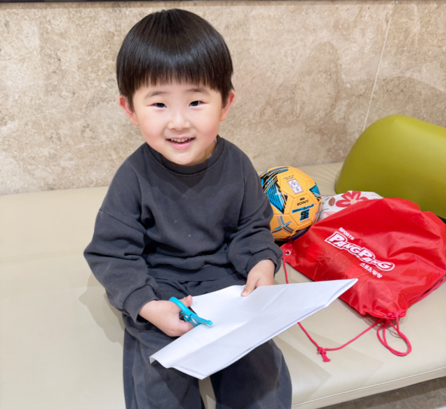 어린이가 ‘화신 755 동이뭉이 어린이 안전 가위’를 사용하고 있는 모습