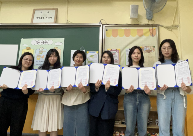 왼쪽부터 △양동중학교 △목동종합사회복지관 △서울양화초등학교 △시립목동청소년센터 △양천구정신건강복지센터 △서울정목초등학교 담당자가 목동지역 교육복지 네트워크 업무협약 후 기념 촬영을 하고 있다