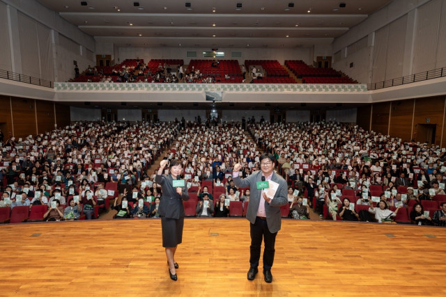 이미경(왼쪽), 정재승(오른쪽) 공동집행위원장과 개막식에 참석한 관객들이 제22회 서울국제환경영화제의 슬로건 ‘Ready, Climate, Action!’을 외치고 있다