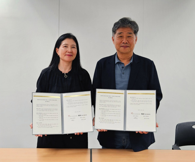 한국중앙자원봉사센터와 한국자원봉사학회가 자원봉사 연구 활성화를 위한 MOU를 체결했다. 왼쪽부터 한국자원봉사학회 최유미 회장, 한국중앙자원봉사센터 김의욱 센터장(사진=한국중앙자원봉사센터)
