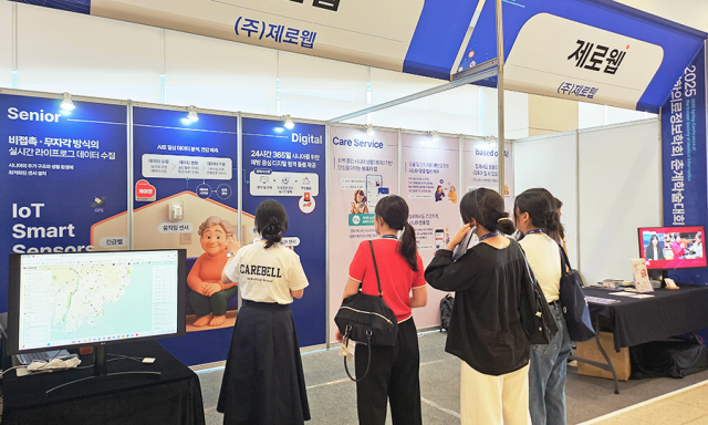 대한의료정보학회 춘계학술대회 제로웹 부스에서 케어벨 설명을 듣는 학회 참가자들(사진 제공 : 제로웹)