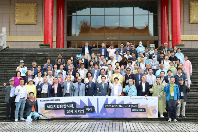 6월 12일(목) 대만 타이베이 중정기념당 앞에서 제45회 잡지발행인 세미나 참석자들이 단체사진을 찍고 있다