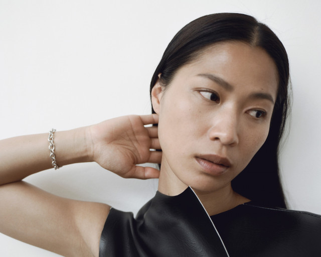 DAUGHTERS JEWELRY의 인기가 한국에서 높아지는 가운데, EQL 온라인 입점이 결정됐다. 온라인의 경우 EQL에서만 독점 판매되며, 7월부터는 성수에 위치한 EQL 플래그십 스토어 입점도 예정돼 있다