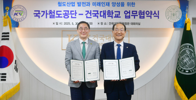 왼쪽부터 원종필 건국대 총장과 이성해 국가철도공단 이사장이 업무 협약식에서 기념 촬영을 하고 있다