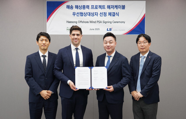 17일 LS용산타워에서 진행된 해송해상풍력 1·3 프로젝트의 해저케이블 설계 및 제조 분야 우선협상공급합의서 체결식에서 권지안 해송해상풍력발전 공급망전략담당 상무, 조나단 스핑크 COP코리아 대표, 박승기 LS전선 에너지국내영업부문장(상무), 이성우 LS전선 에너지국내영업2팀장이 기념 촬영을 하고 있다
