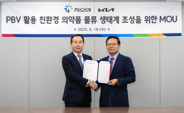 왼쪽부터 기아 국내사업본부장 정원정 부사장과 지오영 유광렬 사장이 업무협약을 체결한 후 기념 촬영을 하고 있다