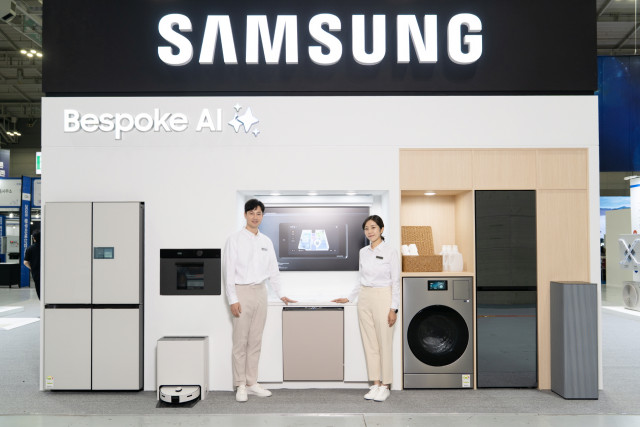 삼성전자 모델이 25일부터 28일까지 광주광역시 김대중컨벤션센터에서 열리는 ‘2025 광주미래산업엑스포’에 마련된 삼성전자 부스를 소개하고 있다