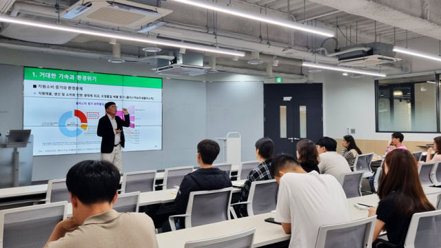 홍수열 자원순환사회경제연구소장이 지난 17일 서울 구로구 NHN KCP 사옥에서 임직원을 대상으로 ‘지속가능한 미래를 위한 순환경제 교육’을 진행하고 있다