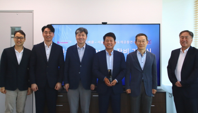 왼쪽부터 서울대학교 반도체공동연구소 김재하 운영부장, 엘오티베큠 박현기 상무, 서울대학교 반도체공동연구소 이혁재 소장, 엘오티베큠 오흥식 회장, 이종호 전 과학기술정보통신부 장관(서울대학교 전기정보공학부 교수), 엘오티베큠 조대식 사장