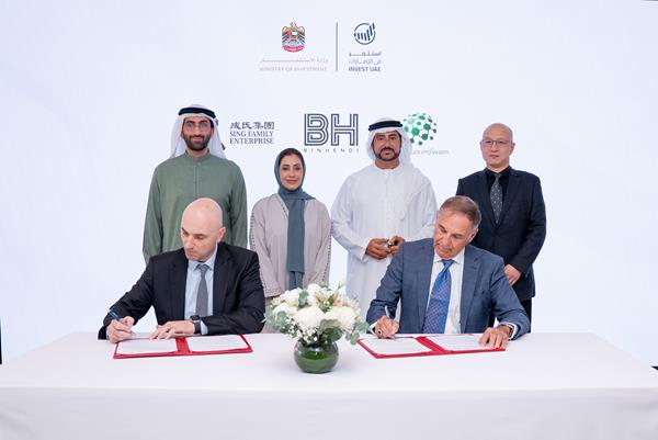 UAE 투자의 지원을 받는 이번 협력을 바탕으로 중동 최초의 전기차 충전 장비 제조 회사가 설립될 전망이다. 텔루스 파워의 CEO인 Mike Calise와 Sing Family Enterprise Middle East의 CEO인 Marius Ciavola가 서명을 하고 있다
