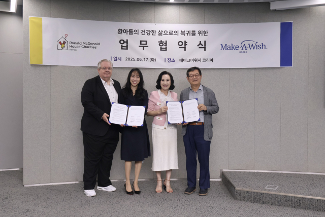 RMHC Korea 제프리 존스 회장, 안수인 대표, 메이크어위시 코리아 이진성 이사장, 유순신 이사가 6월 17일 서울 강남구 메이크어위시 코리아 본사에서 업무협약 체결을 기념하며 함께 사진 촬영을 진행했다
