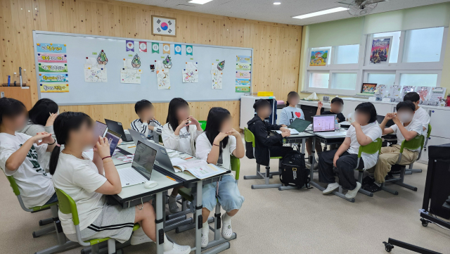 백령초등학교 학생들이 ‘찾아가는 게임문화교실’ 게임리터러시 교육을 받고 있다(제공=게임문화교육원)