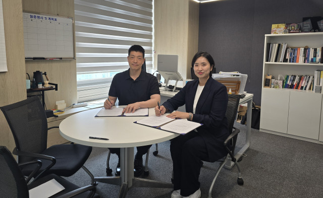 SK텔레콤 자회사 PS&M과 심리 기반 교육 전문기업 두굿컴퍼니가 전략적 업무협약(MOU)을 체결하고 본격적인 협업을 시작했다. 왼쪽부터 PS&M 교육사업본부 김재환 본부장, 두굿컴퍼니 장경은 대표