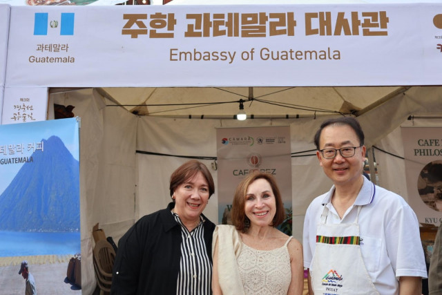 주한 과테말라 대사관 부스 현장 사진(왼쪽부터 솔리스 주한 과테말라 대사, 도네르 주한 브라질 대사, 안규진 에레즈코퍼레이션 대표)