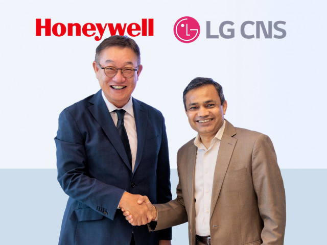 왼쪽부터 LG CNS 현신균 사장과 하니웰 프로세스 솔루션(HPS) 프라메시 마헤시와리 사장이 파트너십 체결식에서 기념 촬영을 하고 있다
