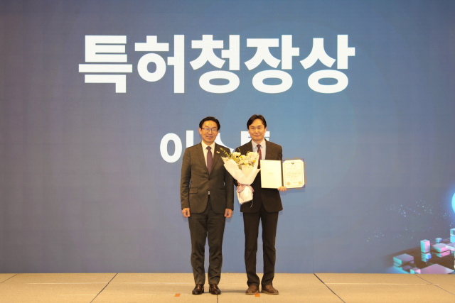 이스톰이 2025년 표준특허 창출지원 우수 참여기관으로 선정돼 특허청장상을 수상했다. 왼쪽부터 김완기 특허청장, 장형석 이스톰 이사(제공=한국특허전략개발원)