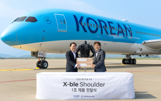 왼쪽부터 현대차·기아 로보틱스랩 현동진 상무와 대한항공 항공우주사업본부 정현보 상무가 엑스블 숄더 1호 전달식 후 기념 촬영을 하고 있다