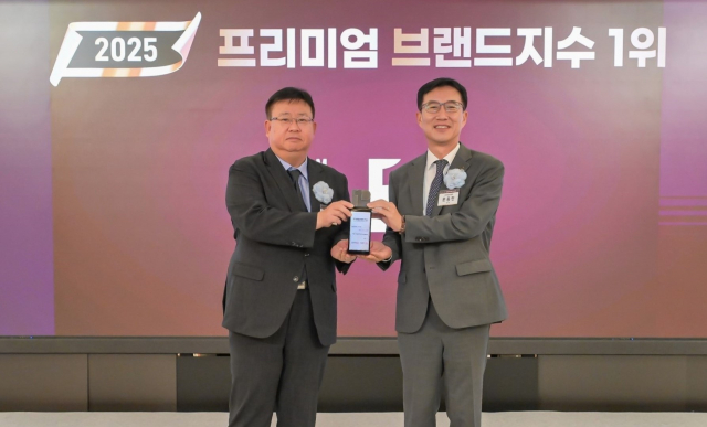지난 11일 롯데호텔 서울에서 열린 ‘2025 프리미엄브랜드지수(KS-PBI)’ 시상식에서 에쓰-오일토탈에너지스윤활유 영업마케팅본부 강원규 부사장(왼쪽)과 한국표준협회 문동민 회장(오른쪽)이 기념촬영을 하고 있다