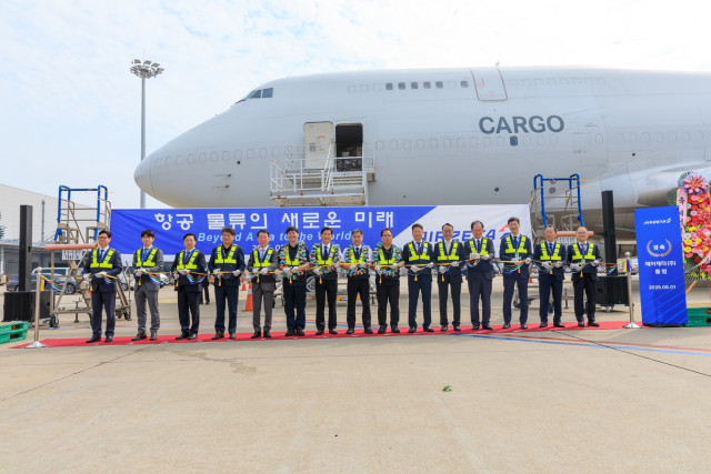 8월 1일(금) 오전 인천공항 화물기 주기장에서 미주행 첫 화물기편 출항을 기념하는 출항식에 참석한 에어제타 김관식 대표(오른쪽에서 여섯번째)와 주주사 소시어스 이병국 대표(왼쪽에서 다섯번째)가 한국투자파트너스, 인천공항공사 관계자들과 함께 테이프 커팅을 하고 있다
