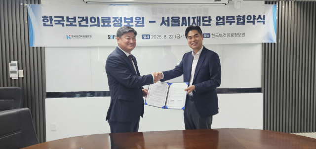 서울AI재단-한국보건의료정보원 업무협약 체결(왼쪽부터 염민섭 한국보건의료정보원 원장, 김만기 서울AI재단 이사장)