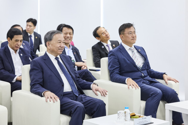 또 럼 베트남 당서기장(왼쪽에서 두번째)과 김남정 동원그룹 회장(가장 오른쪽)이 동원글로벌터미널부산 현장을 방문했다