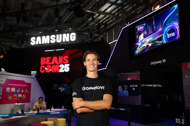 삼성전자 모델이 독일 쾰른에서 열린 ‘게임스컴 2025(Gamescom 2025)’에서 삼성 부스를 소개하고 있다