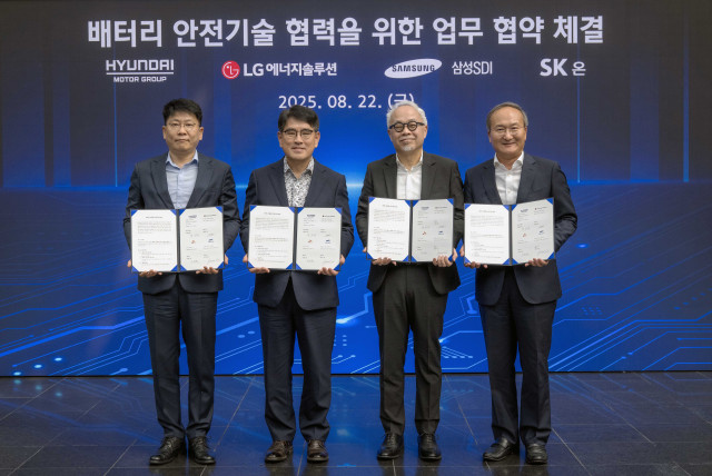 남양연구소에서 열린 ‘배터리 안전기술 협력을 위한 업무협약 체결식’에서 참석자들이 기념 사진을 촬영하는 모습. 왼쪽부터 LG에너지솔루션 대표이사 김동명 사장, 현대차·기아 R&D본부장 양희원 사장, 삼성SDI 대표이사 최주선 사장, SK온 대표이사 이석희 사장