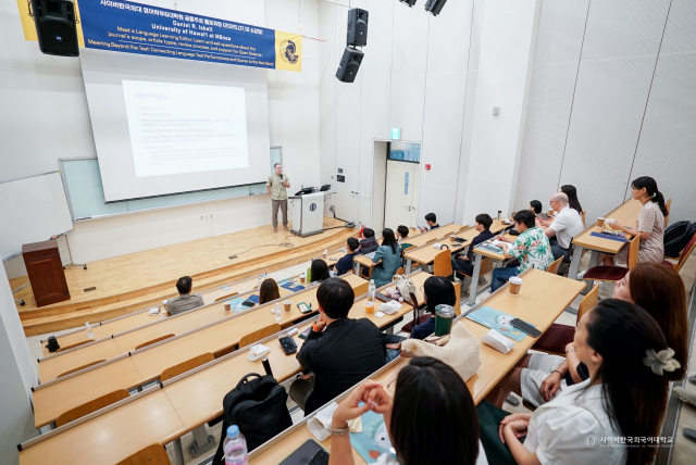 사이버한국외대 영어학부는 7월 19일(토) 대학 사이버관 소강당에서 University of Hawaii at Manoa 소속 Daniel Isbell 교수 초청 콜로퀴엄을 개최했다