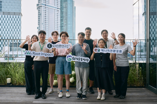 CP1 프로젝트 오리엔테이션에 참석한 조직 대표자들이 함께 단체 사진을 촬영하고 있다