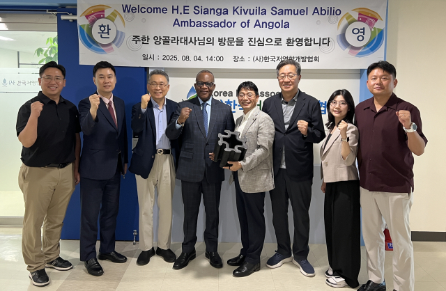 한국저영향개발협회 관계자들이 협회를 방문한 주한 앙골라 대사관의 시앙가 키부일라 사무엘 아빌리오(Sianga Kivuila Samuel Abilio) 대사(왼쪽에서 네 번째), 한헌주 행정관(왼쪽에서 두 번째)과 기념촬영을 하고 있다
